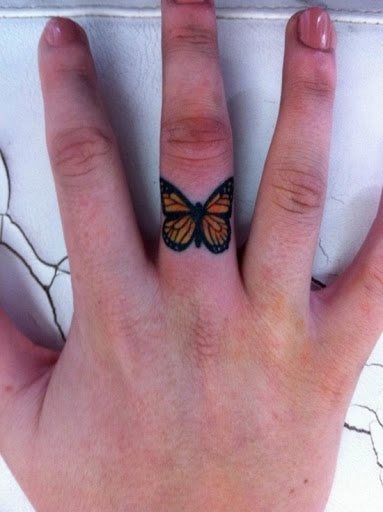 Diseo de una mariposa en el dedo, con los tonos tpicos de las mismas Diseo de una mariposa en el dedo, con los tonos tpicos de las mismas