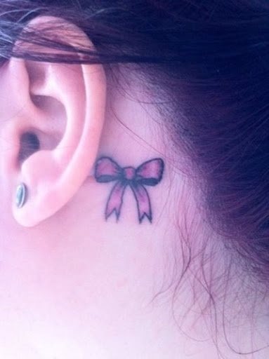 Pequeo lazo detrs de la oreja, en un tono rosa Pequeo lazo detrs de la oreja, en un tono rosa