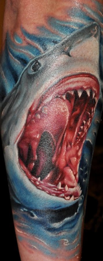 Tatuaje que parece totalmente real de un escualo o marrajo con la boca abierta Tatuaje que parece totalmente real de un escualo o marrajo con la boca abierta