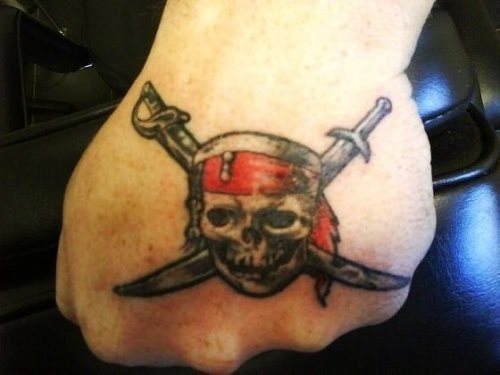 Calavera pirata en tonos blancos, negros y rojos Calavera pirata en tonos blancos, negros y rojos