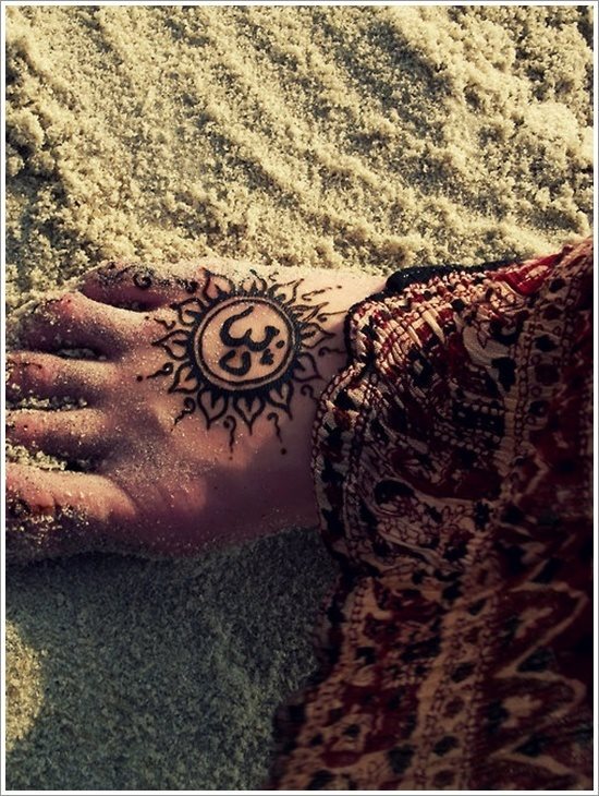 Imagen de un sol que parece impreso con henna Imagen de un sol que parece impreso con henna