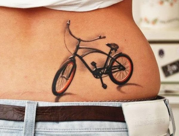 Tattoo de una bicicleta sobre la zona lumbar Tattoo de una bicicleta sobre la zona lumbar