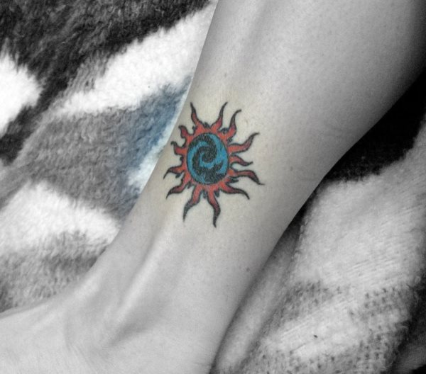 Diseo de un sol en el que chocan los colores elegidos: el azul y el rojo; los cuales son unos colores que no pegan entre s y menos para representar un sol Diseo de un sol en el que chocan los colores elegidos: el azul y el rojo; los cuales son unos colores que no pegan entre s y menos para representar un sol