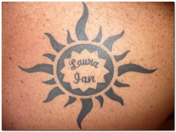 En esta imagen se puede apreciar un sol con dos nombres dentro del mismo: Laura y Juan En esta imagen se puede apreciar un sol con dos nombres dentro del mismo: Laura y Juan