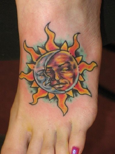 Imagen del da y la noche, con caras humanas y diferentes entre s, lo que le da personalidad al tatuaje Imagen del da y la noche, con caras humanas y diferentes entre s, lo que le da personalidad al tatuaje