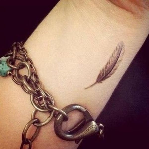 En este caso, podemos ver la mueca de una chica que tiene tatuada una pequea pluma En este caso, podemos ver la mueca de una chica que tiene tatuada una pequea pluma