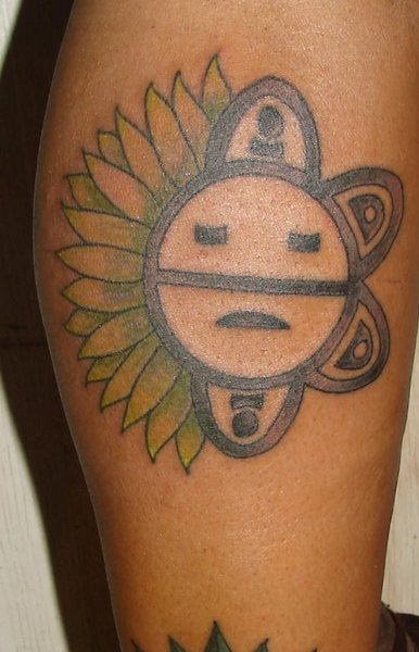 Imagen de lo que parece ser un sol, a la vez que parece simbolizar algo y acompaado por hojas Imagen de lo que parece ser un sol, a la vez que parece simbolizar algo y acompaado por hojas