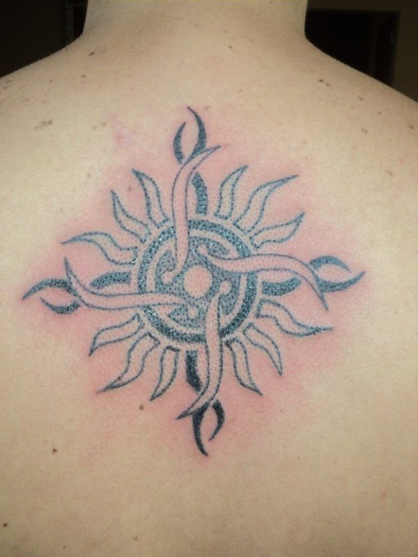 Imagen de un sol de estilo tribal, con zonas oscuras y otras negras Imagen de un sol de estilo tribal, con zonas oscuras y otras negras