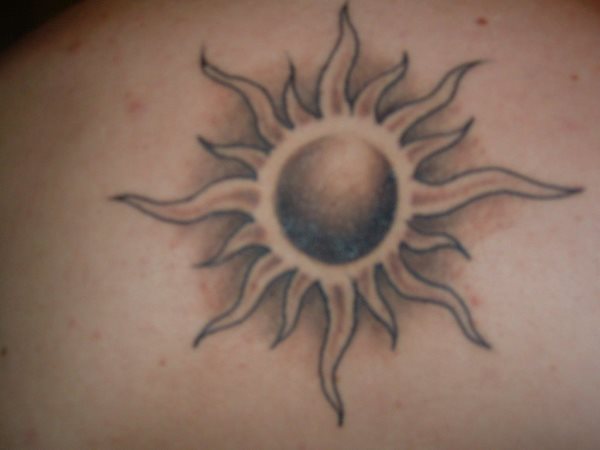 Imagen de un sol cuyo elemento principal y que mas nos llama la atencin es la parte del centro, que parece tener una forma geomtrica llena de profundidad Imagen de un sol cuyo elemento principal y que mas nos llama la atencin es la parte del centro, que parece tener una forma geomtrica llena de profundidad