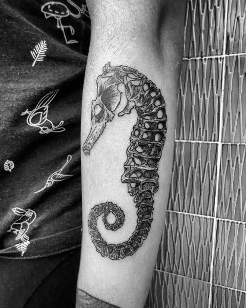 tatuaje caballito de mar para hombre 02