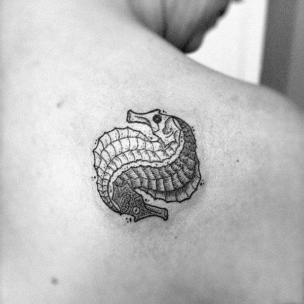 tatuaje caballito de mar para hombre 04