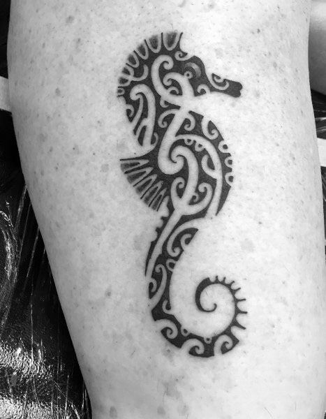 tatuaje caballito de mar para hombre 05