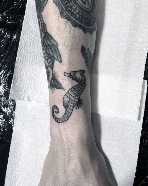 tatuaje caballito de mar para hombre 10