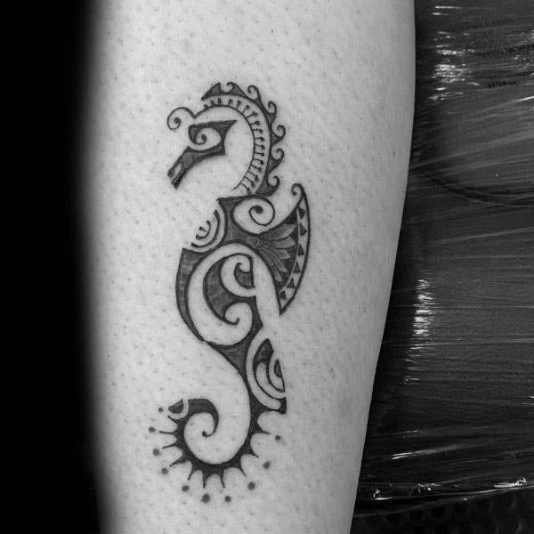 tatuaje caballito de mar para hombre 17