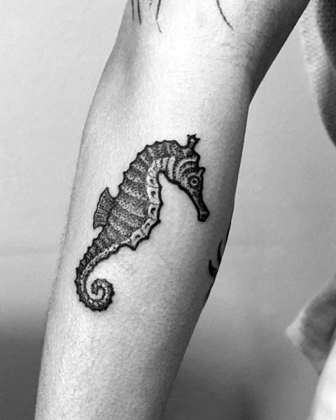 tatuaje caballito de mar para hombre 32