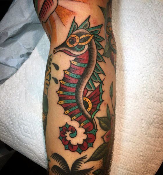 tatuaje caballito de mar para hombre 35