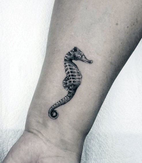 tatuaje caballito de mar para hombre 49