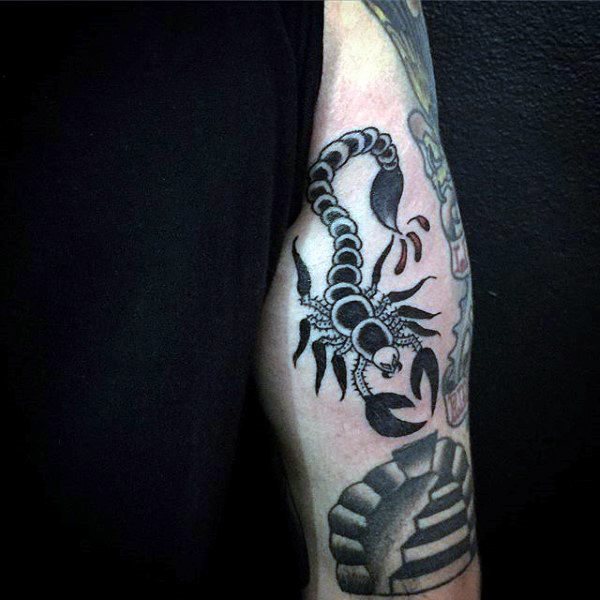 tatuaje escorpion para hombre 21
