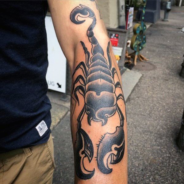 tatuaje escorpion para hombre 29