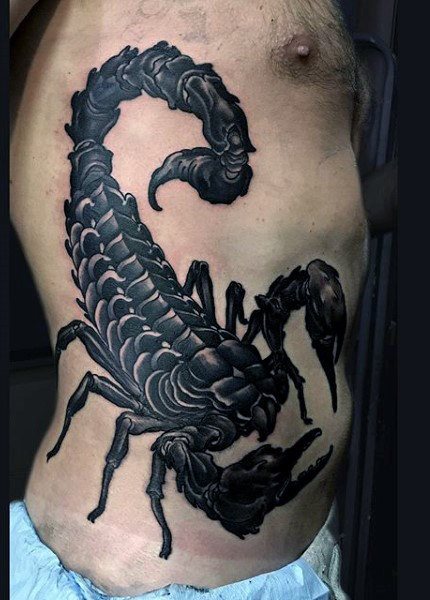 tatuaje escorpion para hombre 34