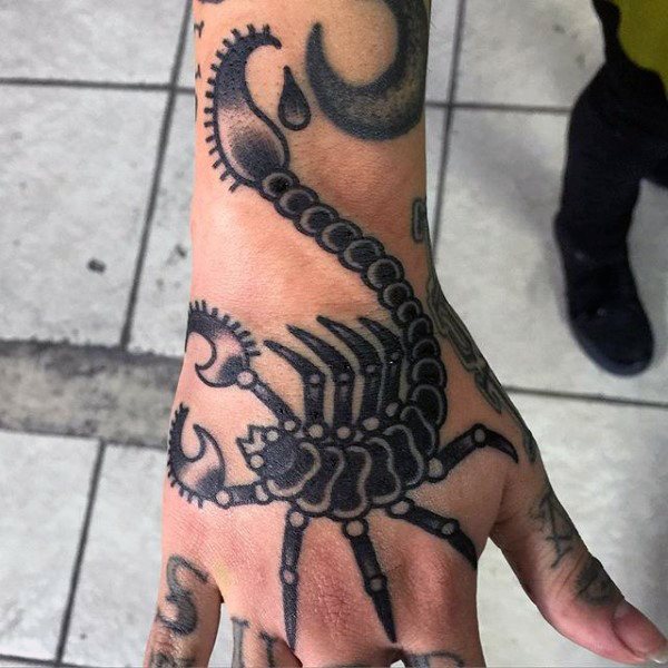 tatuaje escorpion para hombre 52