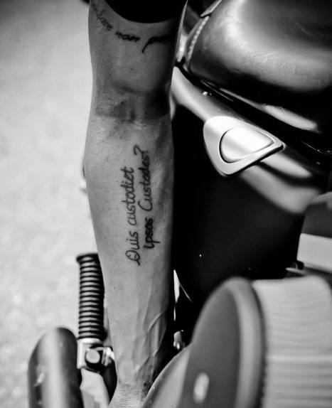 tatuaje latin para hombre 14