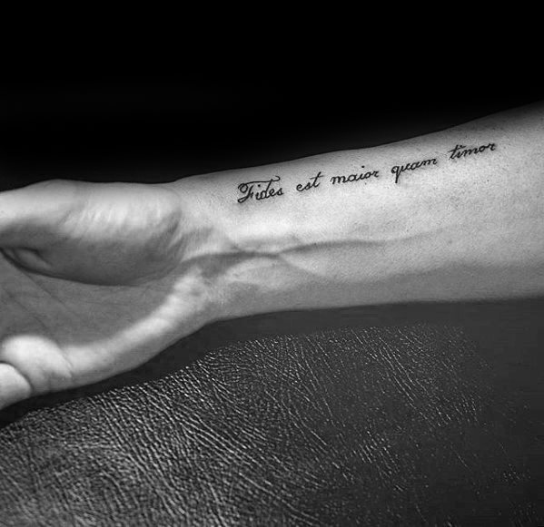 tatuaje latin para hombre 38
