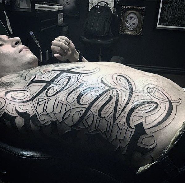 tatuaje letras para hombre 04