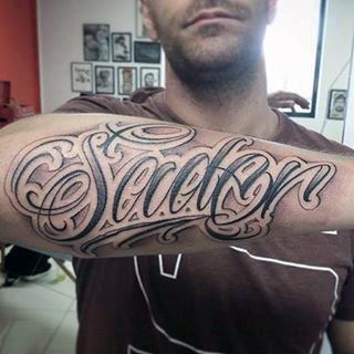 tatuaje letras para hombre 05