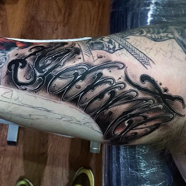 tatuaje letras para hombre 08