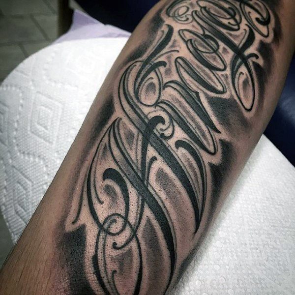 tatuaje letras para hombre 11