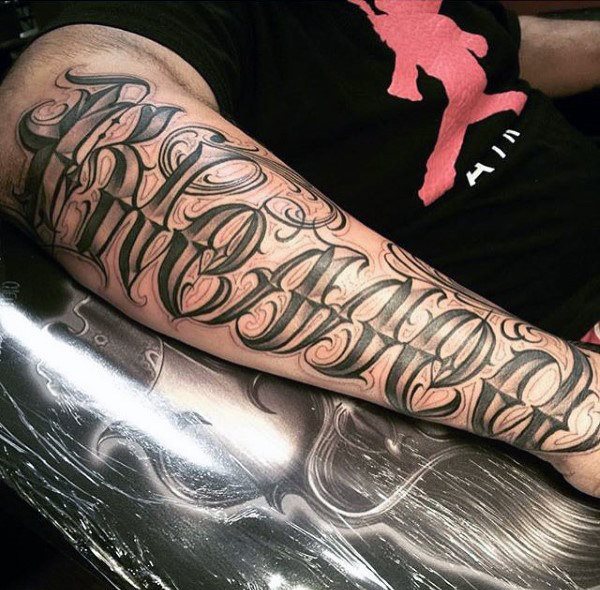 tatuaje letras para hombre 12