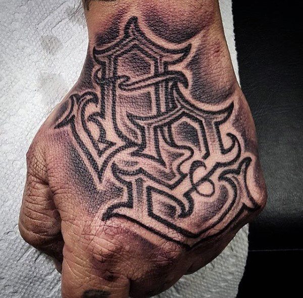 tatuaje letras para hombre 16