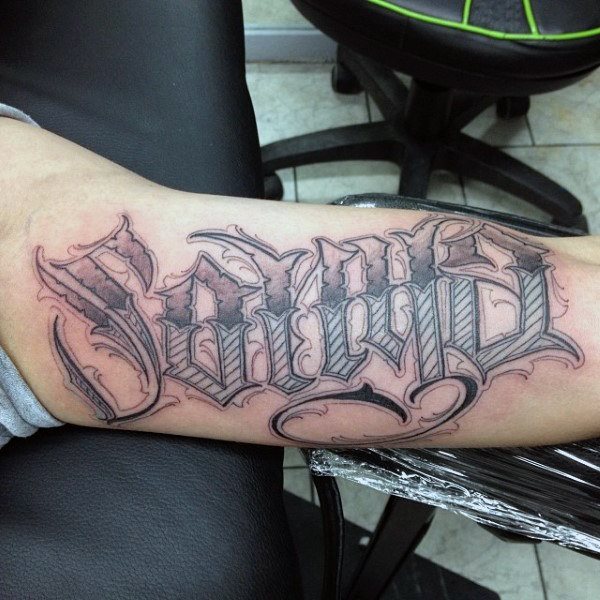tatuaje letras para hombre 26