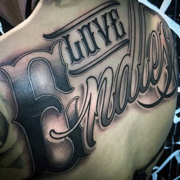 tatuaje letras para hombre 29