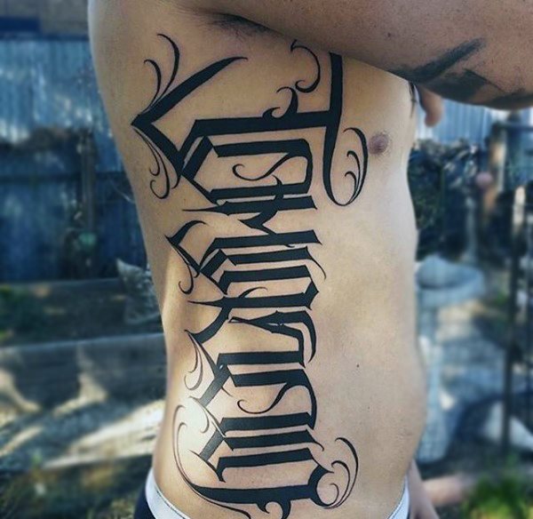 tatuaje letras para hombre 38