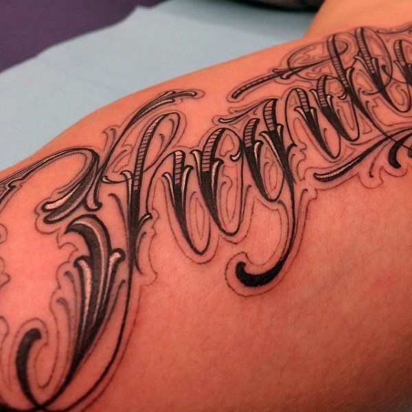 tatuaje letras para hombre 41