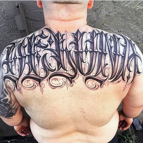 tatuaje letras para hombre 43