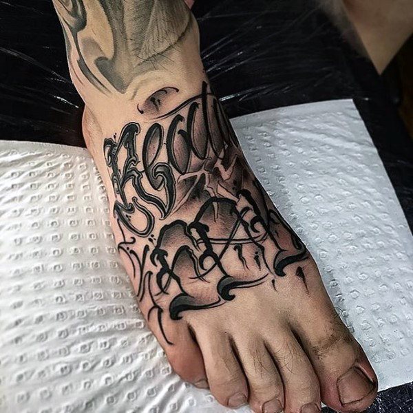 tatuaje letras para hombre 47