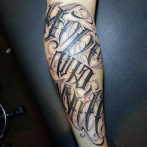 tatuaje letras para hombre 48