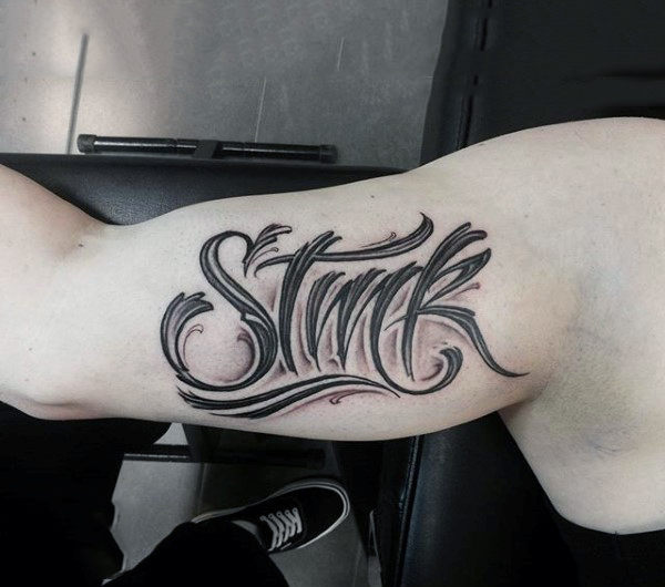 tatuaje letras para hombre 49