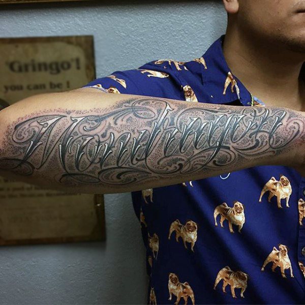 tatuaje letras para hombre 55