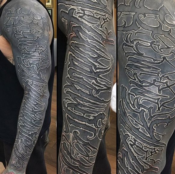 tatuaje letras para hombre 69