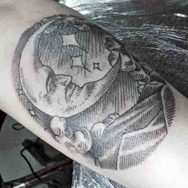 tatuaje luna para hombre 04