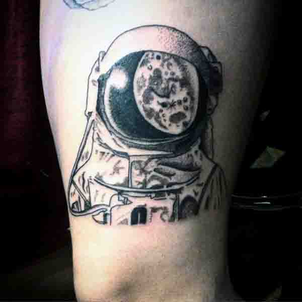 tatuaje luna para hombre 33