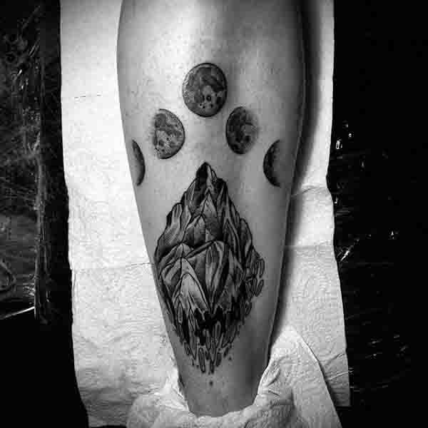 tatuaje luna para hombre 34