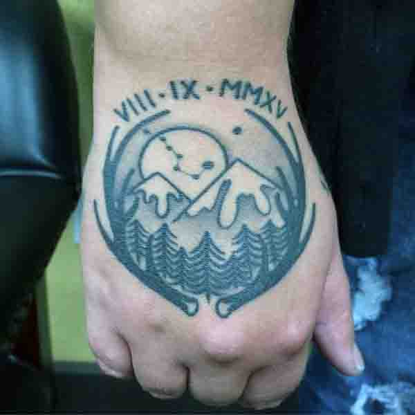 tatuaje luna para hombre 37