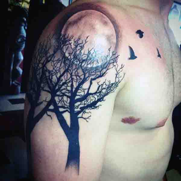 tatuaje luna para hombre 39