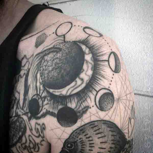 tatuaje luna para hombre 43