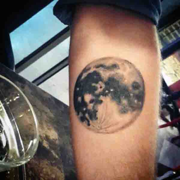 tatuaje luna para hombre 44